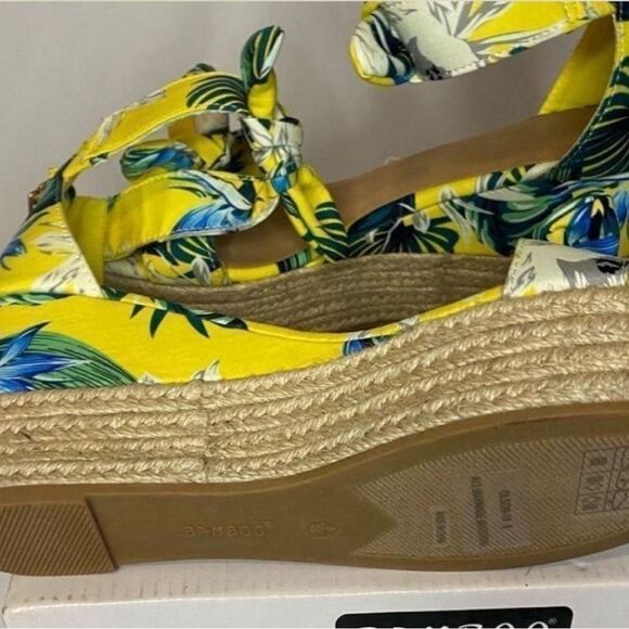 Floral Wedges Size 8 - Picture 6 of 7